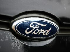 Outro incêndio ocorre em fábrica de alumínio que abastece a Ford A Ford logo is seen on a gray car.