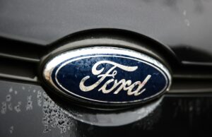 Outro incêndio ocorre em fábrica de alumínio que abastece a Ford A Ford logo is seen on a gray car.