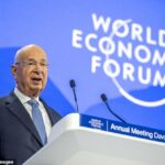 O fundador do Fórum Econômico Mundial e o ex -presidente Klaus Schwab participa de uma sessão durante o Fórum Econômico Mundial (WEF) Reunião Anual em Davos em 21 de janeiro de 2025