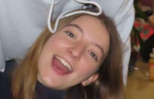 Foto: Príncipe William e Harry’s Cousin, 20, encontrado morto “com uma arma de fogo por perto” que a família elogia “Darling Filha” e “Incrível Irmã” Rosie Roche, retratada por se divertir com os amigos em Durham em janeiro, onde estudou inglês. Ela foi encontrada morta em idade apenas 20