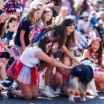 Raegen Enriquez, 7, à esquerda, de Danville, receberá uma lembrança de um escoteiro no desfile anual em 4 de julho no San Ramon Valley Boulevard na sexta -feira, 4 de julho de 2025. Este ano, o 50º aniversário de 4 de julho, o Kiwade em Danville, em Danville, organizado pelo Kiwanis Club of the Kiwade, em Danville, em Danville, organizado pelo Kiwanis do Kiwade. (Ray Chavez/Bay Area News Group)