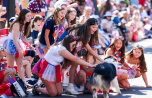 Fotos: DanVilles Annual Parade em quatro de julho comemora o 50º ano Raegen Enriquez, 7, à esquerda, de Danville, receberá uma lembrança de um escoteiro no desfile anual em 4 de julho no San Ramon Valley Boulevard na sexta -feira, 4 de julho de 2025. Este ano, o 50º aniversário de 4 de julho, o Kiwade em Danville, em Danville, organizado pelo Kiwanis Club of the Kiwade, em Danville, em Danville, organizado pelo Kiwanis do Kiwade. (Ray Chavez/Bay Area News Group)