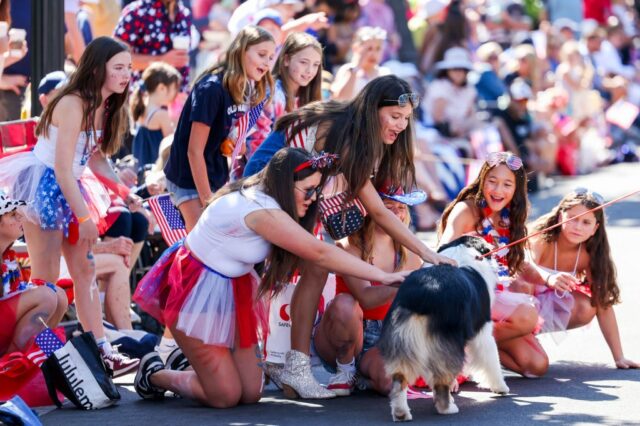 Raegen Enriquez, 7, à esquerda, de Danville, receberá uma lembrança de um escoteiro no desfile anual em 4 de julho no San Ramon Valley Boulevard na sexta -feira, 4 de julho de 2025. Este ano, o 50º aniversário de 4 de julho, o Kiwade em Danville, em Danville, organizado pelo Kiwanis Club of the Kiwade, em Danville, em Danville, organizado pelo Kiwanis do Kiwade. (Ray Chavez/Bay Area News Group)