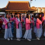 Os membros da comunidade participam da dança de Odori no sábado, 12 de julho de 2025, durante o Festival Obon da Igreja Budista de San Jose Betsuin em San Jose, Califórnia. O Festival OBON é um festival tradicional anual japonês que lembra e lembra a chegada e a comunidade. (Ray Chavez/Bay Area News Group)