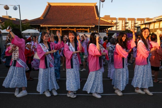 Os membros da comunidade participam da dança de Odori no sábado, 12 de julho de 2025, durante o Festival Obon da Igreja Budista de San Jose Betsuin em San Jose, Califórnia. O Festival OBON é um festival tradicional anual japonês que lembra e lembra a chegada e a comunidade. (Ray Chavez/Bay Area News Group)