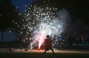 Funcionários da Segurança Pública alertam os moradores da área da baía dos perigos dos fogos de artifício ilegais Uma coleção de fogos de artifício seguros e razoáveis e fogos de artifício ilegais será exibida durante uma conferência de imprensa em Concord antes do feriado de 4 de julho de 2024 pelo Distrito de Proteção contra Incêndios do Condado de Contra Costa (Jose Carlos Fajardo/Bay Area News Group)