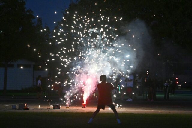 Uma coleção de fogos de artifício seguros e razoáveis ​​e fogos de artifício ilegais será exibida durante uma conferência de imprensa em Concord antes do feriado de 4 de julho de 2024 pelo Distrito de Proteção contra Incêndios do Condado de Contra Costa (Jose Carlos Fajardo/Bay Area News Group)
