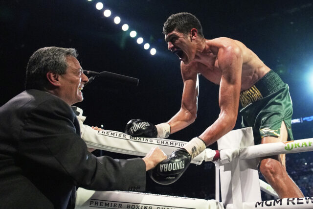Sebastian Fundora comemora no sábado, 19 de julho de 2025, depois de ganhar uma luta de boxe de título super pesada contra Tim Tszyu em Las Vegas.