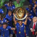 Futebol legítimo do Chelsea! Todos os principais troféus estão dobrando as grandes equipes