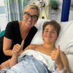 Sarah Coen (à esquerda) com seu filho Will (à direita), que ficou gravemente doente com uma insolação após treinar no calor
