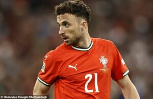 Gary Neville e Jamie Carragher lideram inundações de tributos a Diogo Jota após a morte da estrela do Liverpool em acidente de carro aos 28 anos, quando o Sporting World lamenta a perda de “pessoa extraordinária” A morte de Diogo Jota levou a uma saída de tributos do mundo dos esportes e depois depois