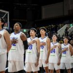 Gilas pilipinas durante o hino nacional antes da partida na Copa Asiática de 2025 da FIBA