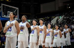 Gilas Pilipinas final 12 para a FIBA Asian Cup Gilas pilipinas durante o hino nacional antes da partida na Copa Asiática de 2025 da FIBA
