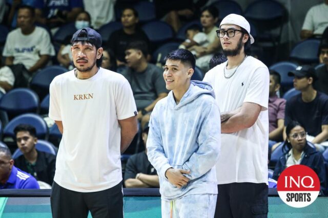 June Mar Fajardo (foto esquerda, direita) UPEPE, depois de perder Macau com Calvin Ofana (centro) e Kai Sotto contra Macau. - Fotos de Marlo Cueto