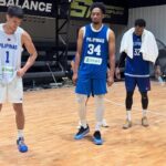 Durante a Copa Asiática da FIBA, Troy Rosario, AJ Edu e Justin Brownlee, de Gilas Pilipinas, e Justin Brownlee