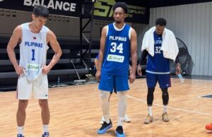 Gilas treina em Pampanga antes do jogo de envio da Copa Asiática da FIBA Durante a Copa Asiática da FIBA, Troy Rosario, AJ Edu e Justin Brownlee, de Gilas Pilipinas, e Justin Brownlee