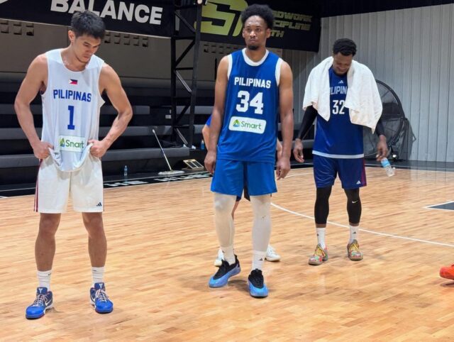 Durante a Copa Asiática da FIBA, Troy Rosario, AJ Edu e Justin Brownlee, de Gilas Pilipinas, e Justin Brownlee