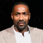 O ex -jogador do Washington Wizards, Gilbert Arenas, está em uma cerimônia em tempo hábil de uma partida de basquete da NBA entre Wizards e Miami Heat na sexta -feira, 18 de novembro de 2022 em Washington. (