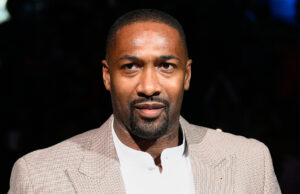 Gilbert Arenas foi preso sob a acusação de hospedar jogos ilegais de poker O ex -jogador do Washington Wizards, Gilbert Arenas, está em uma cerimônia em tempo hábil de uma partida de basquete da NBA entre Wizards e Miami Heat na sexta -feira, 18 de novembro de 2022 em Washington. (