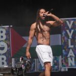 No fim de semana, os cantos transmitidos pela BBC de 'Death, Death to IDF (Israel Defense Forces)' é da dupla punk Bob Vylan de Glastonbury
