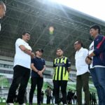 Governador de Sumatra del Norte revisando o estádio de leite que traz o treinador e a administração do PSMS Medan