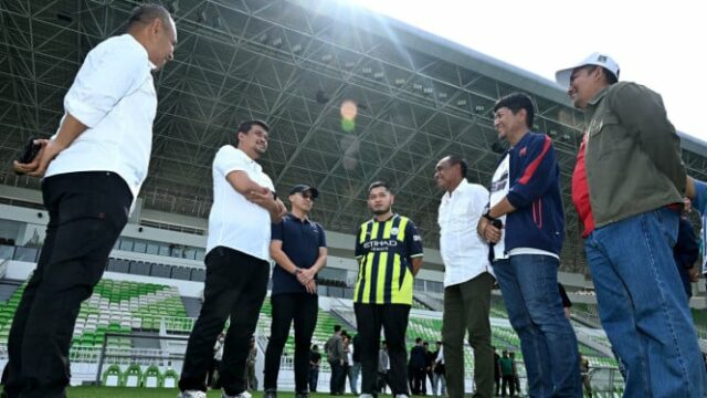 Governador de Sumatra del Norte revisando o estádio de leite que traz o treinador e a administração do PSMS Medan

