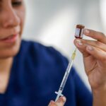 A morte de uma criança por sarampo na Grã -Bretanha levou a ligações de autoridades pedindo aos pais que tenham seus filhos vacinados