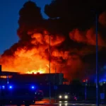 Grande fogo em Mozowiecki Mizowiecki. Fumaça tóxica e apelar para os moradores