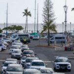 Gridlock no Havaí enquanto as pessoas encontram um país superior após o aviso do tsunami