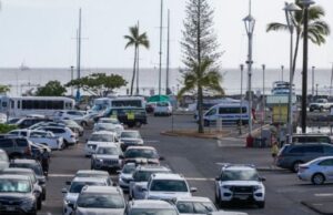 Gridlock no Havaí enquanto as pessoas encontram um país superior após o aviso do tsunami Gridlock no Havaí enquanto as pessoas encontram um país superior após o aviso do tsunami