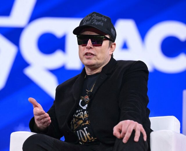 Grok 4 parece consultar Elon Musk para responder a perguntas controversas

