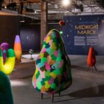 Groovy Furnure Mixes com personagens japoneses fofos neste show de arte SF