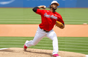 Guardiões mais próximos de Emmanuel -Case colocada em licença remunerada no meio da MLB Gambling ond Emmanuel Clase lançando os Guardiões de Cleveland durante uma competição de maio de 2023 em campo progressivo. Guardiões mais próximos de Emmanuel -Case colocada em licença remunerada no meio da MLB Gambling ond