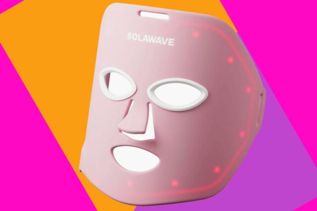 Máscara facial rosa Solawave com luzes LED vermelhas.