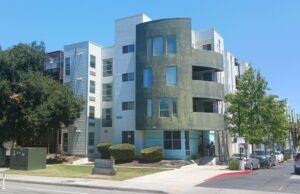 Habitação acessível -Up -Upgrade em San Jose Progress com o empréstimo de construção Paseo Senter Apartments Apartments Complex na Sentner Road de 1898 em San Jose e mostra residências, espaços abertos e a área da piscina. (Jeffrey Peters/Vantage Point Photography)