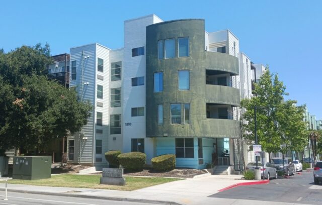 Paseo Senter Apartments Apartments Complex na Sentner Road de 1898 em San Jose e mostra residências, espaços abertos e a área da piscina. (Jeffrey Peters/Vantage Point Photography)
