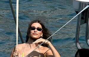 Hailey Bieber wows em biquíni acumulado enquanto ela suga o sol em Mallorca depois de recuar nos ‘perdedores’ que pressionaram os rumores de problemas de casamento quando ela promove o novo álbum de Justin de Justin Hailey Bieber impressionou um biquíni acumulado quando puxou o sol em Mallorca na quarta