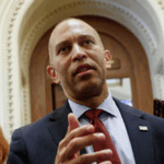 Hakeem Jeffries: Se uma grande conta bonita passar, "a máquina de deportação se libertará de esteróides"