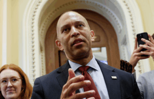 Hakeem Jeffries: Se uma grande conta bonita passar, “a máquina de deportação se libertará de esteróides” Hakeem Jeffries: Se uma grande conta bonita passar, "a máquina de deportação se libertará de esteróides"