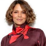 Halle Berry, 58 anos, diz que é "sem desculpas" depois de compartilhar um vídeo alegre de biquíni