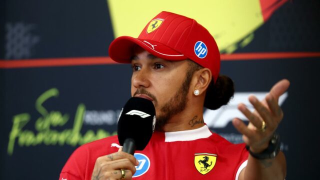 Hamilton, cansado dos resultados da Ferrari, realizou reuniões durante férias de verão para pedir melhorias

