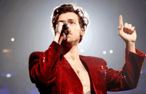 Harry Styles acabou de lançar um vibrador duplo e já foi esgotado Uma imagem de estilo de vida com dois painéis dos novos produtos agradáveis em um ambiente suave. À esquerda, uma mão com esmalte azul segura o vibrador duplo. À direita, algumas mãos com esmalte vermelho segura o agradável bastardo.