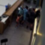 Este é o momento em que um homem é acusado de ter capuzes na Starbucks por um dos irmãos acusados ​​de atacar policiais no aeroporto de Manchester