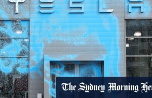 Helon Moschus no nariz da Europa Fossa Tesla Holocausto nas mãos do Tesla, o carro após o aparente ataque criminoso Berlim março.