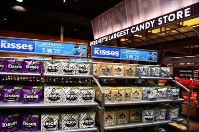 Hershey aumenta os preços dos doces para altos custos de cacau em dois dígitos

