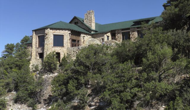 Historic Lodge em Grand Canyon destruído no Dragão Bravo Wildfire

