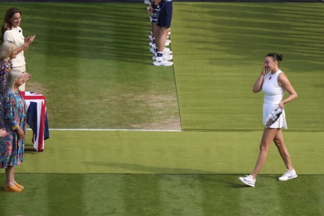 Amanda Anisimova dos Estados Unidos reage até sábado, 12 de julho de 2025, depois de perder a partida final dos singles femininos contra a IGA Swiatek da Polônia no Wimbledon Tennis Championships em Londres.
