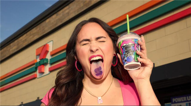 Hoje, 7/11, a tag slurke gratuita em 7-Eleven Shops é

