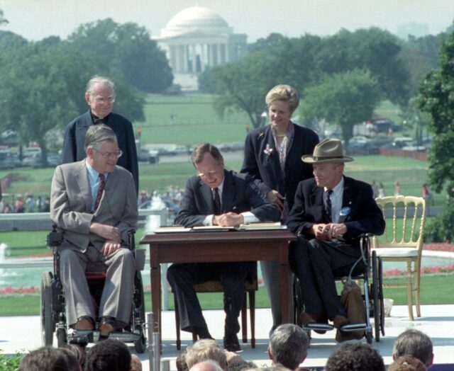 Hoje na história: 26 de julho, os americanos com deficiência agiram na lei

