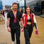 Holly Ramsay chamou a atenção em uma ponta preta quando chegou a Silverstone para o Grande Prêmio Britânico com o parceiro Adam Peaty no domingo